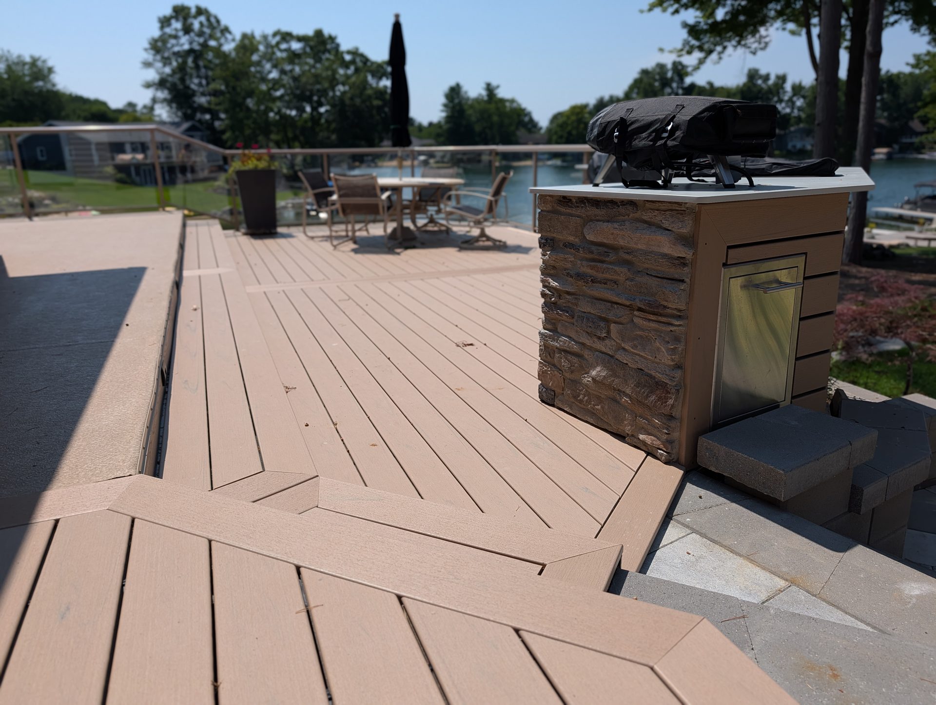 Arroyo Vista deck overlooking the lake with stone outdoor kitchen